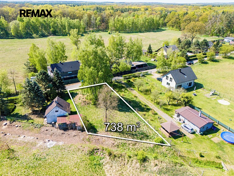 Prodej stavebního pozemku 738 m² - foto 1