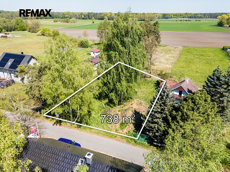 Prodej stavebního pozemku 738 m² - foto 2