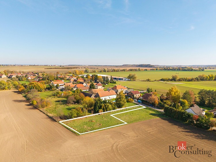 Prodej stavebního pozemku 1 105 m² - foto 1
