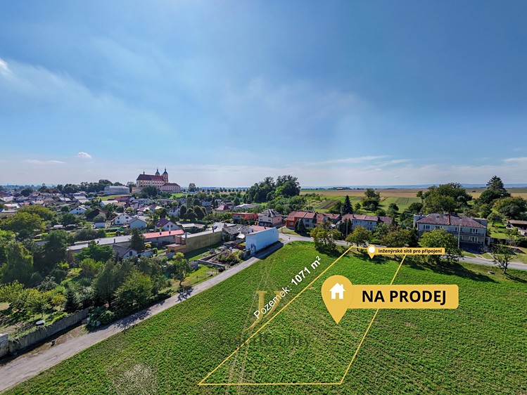 Prodej stavebního pozemku 1 071 m² - foto 1