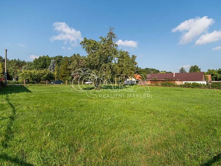 Prodej stavebního pozemku 1 300 m² - foto 1