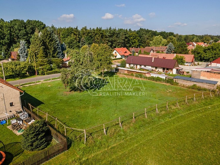 Prodej stavebního pozemku 1 300 m² - foto 2