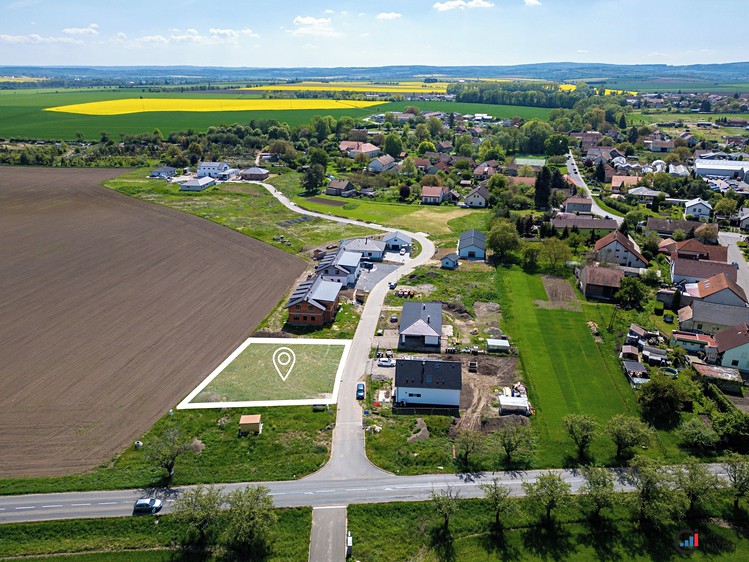 Prodej stavebního pozemku 950 m² - foto 1