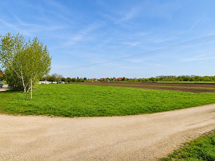 Prodej stavebního pozemku 853 m² - foto 2