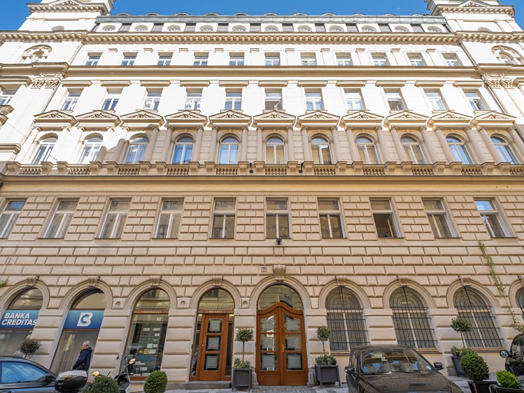 Pronájem kanceláře 110 m² - foto 1