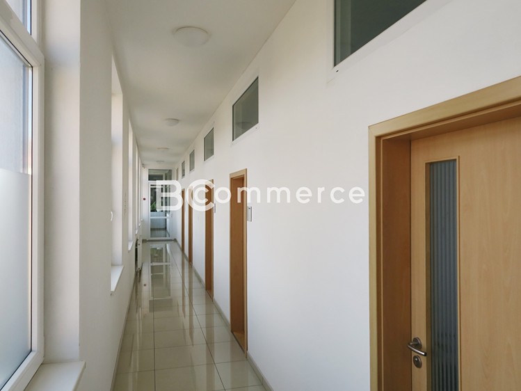 Pronájem kanceláře 66 m² - foto 2