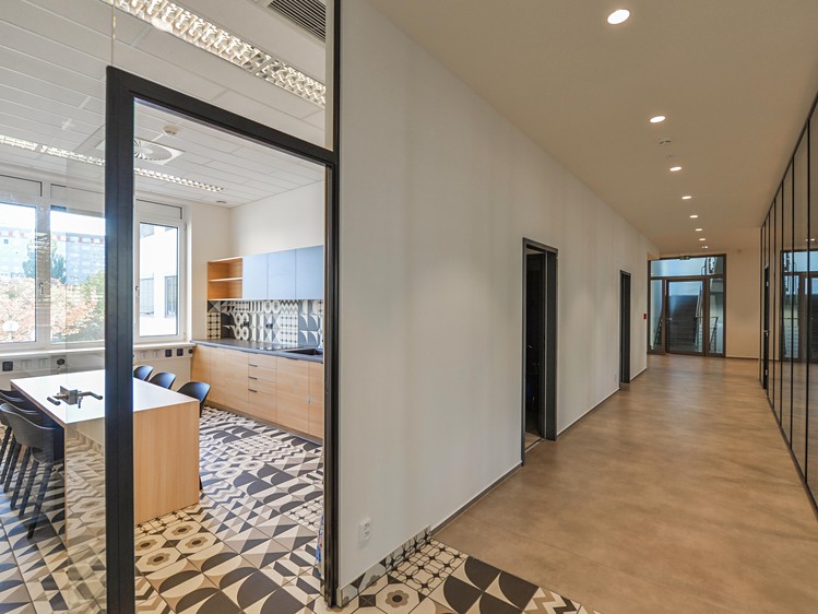 Pronájem kanceláře 286 m² - foto 4