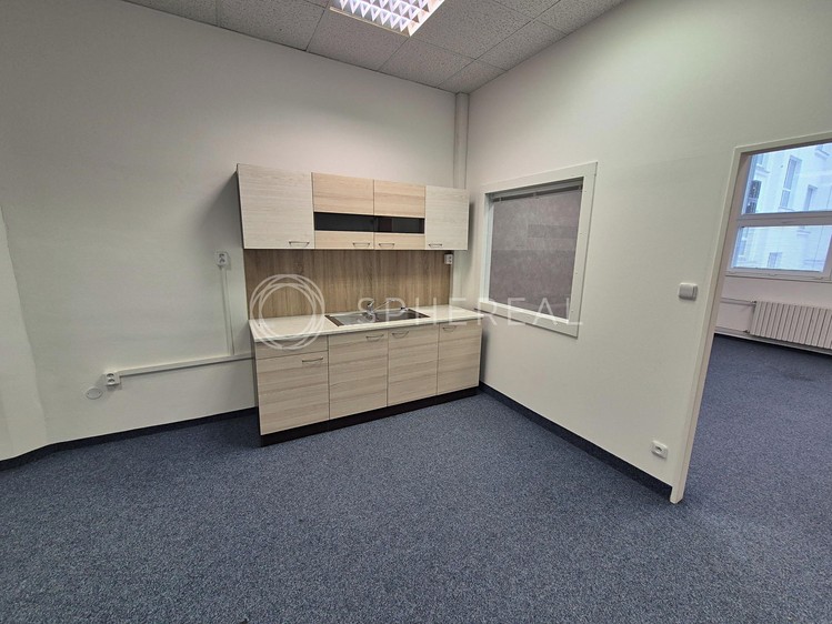 Pronájem kanceláře 137 m² - foto 4