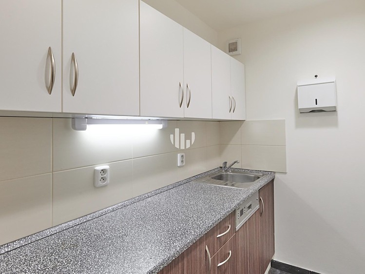 Pronájem kanceláře 186 m² - foto 5