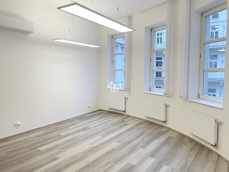 Pronájem kanceláře 155 m² - foto 2