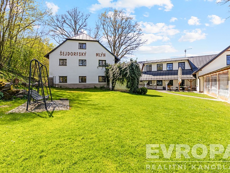 Pronájem komerční nemovitosti 572 m² - foto 1
