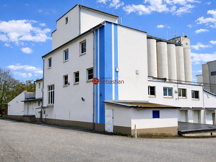 Pronájem výrobní haly, prostoru 1 930 m² - foto 1