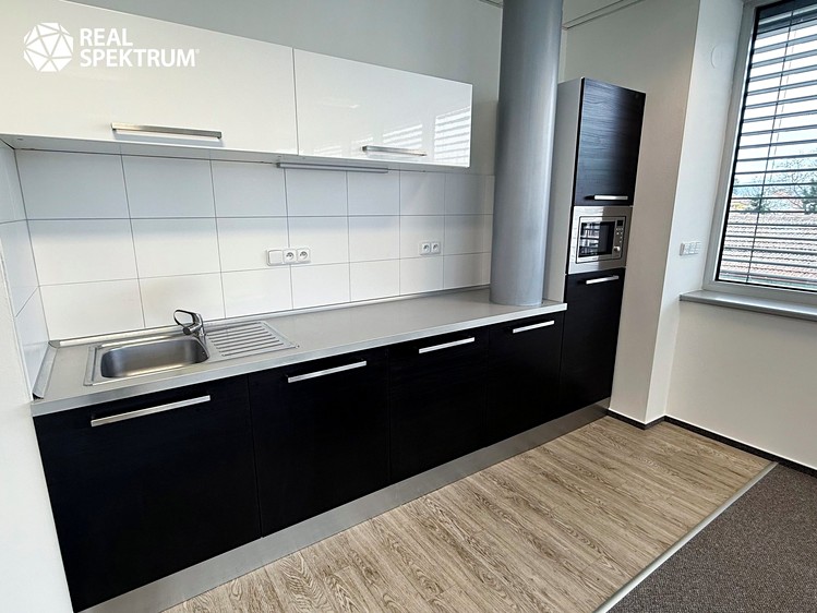 Pronájem kanceláře 100 m² - foto 4