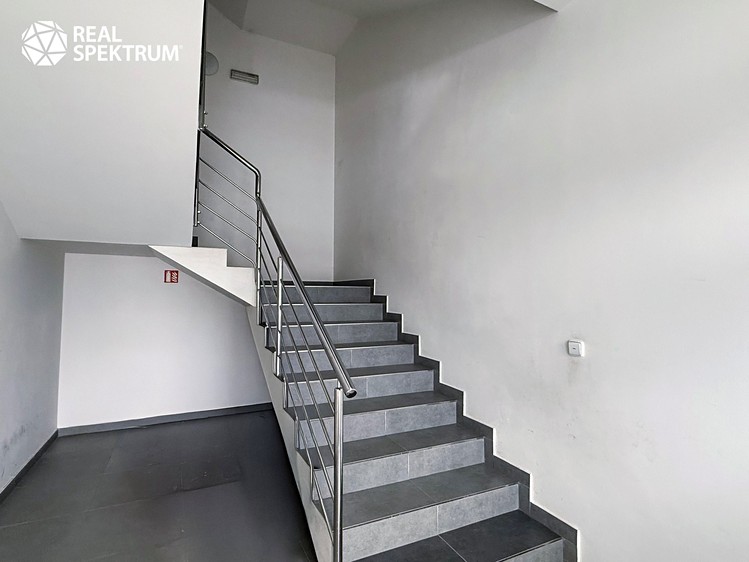 Pronájem kanceláře 100 m² - foto 6