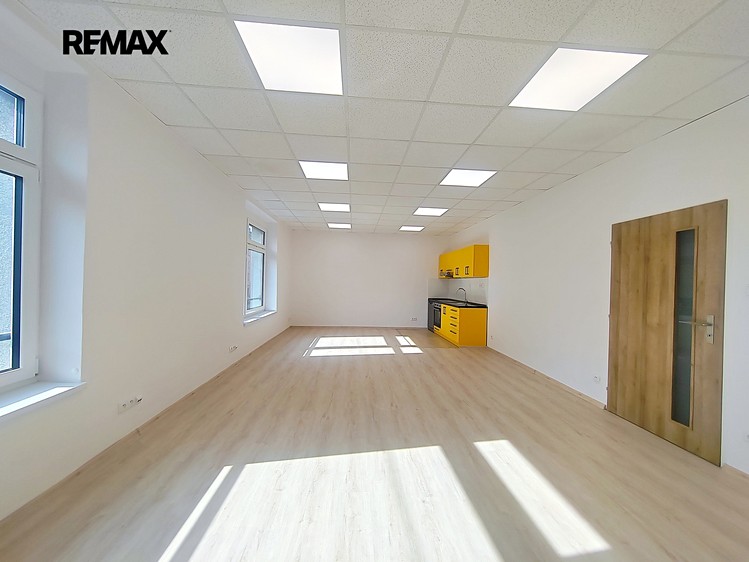 Pronájem kanceláře 88 m² - foto 1