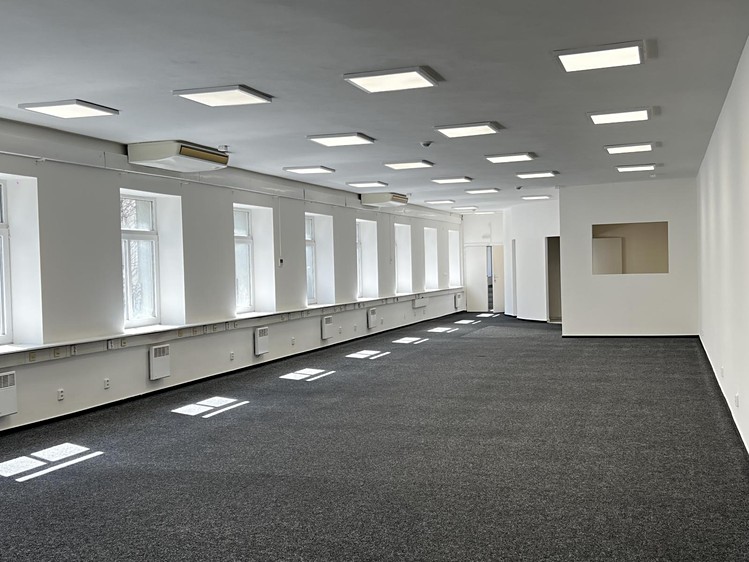 Pronájem kanceláře 170 m² - foto 1