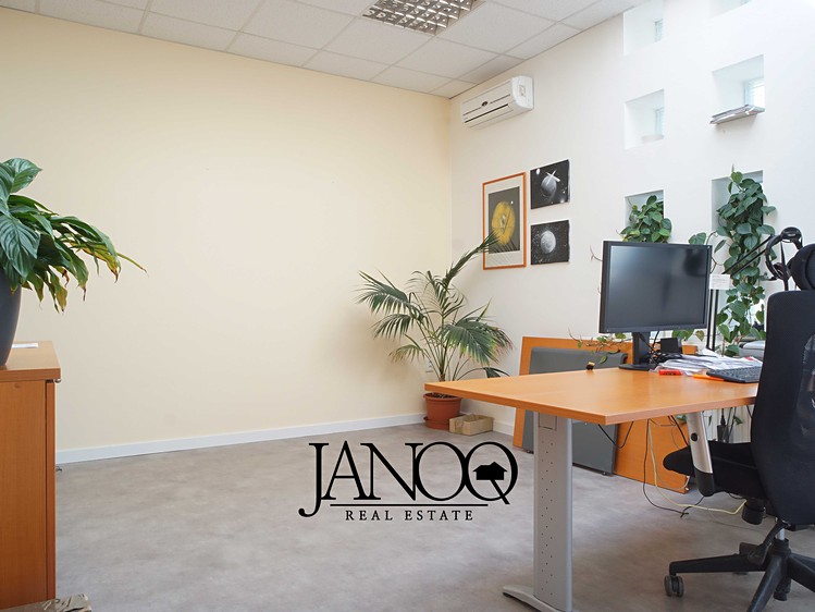 Pronájem kanceláře 198 m² - foto 1