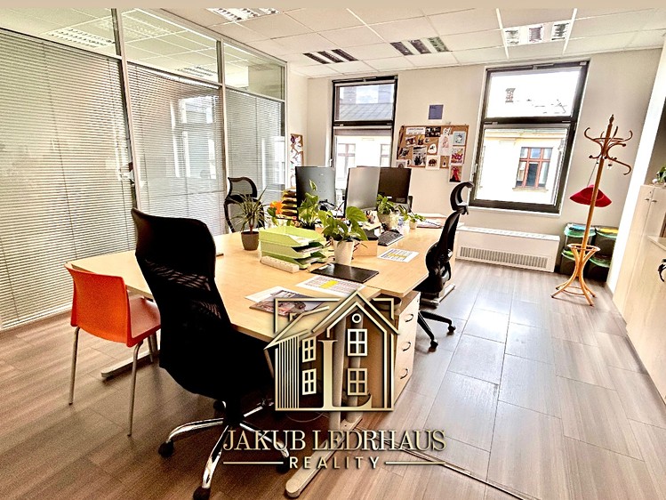 Pronájem kanceláře 974 m² - foto 1