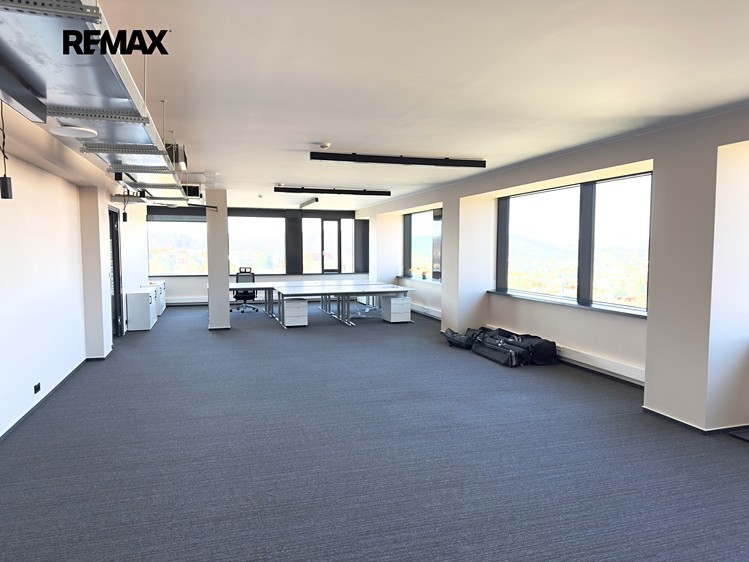 Pronájem kanceláře 240 m² - foto 4
