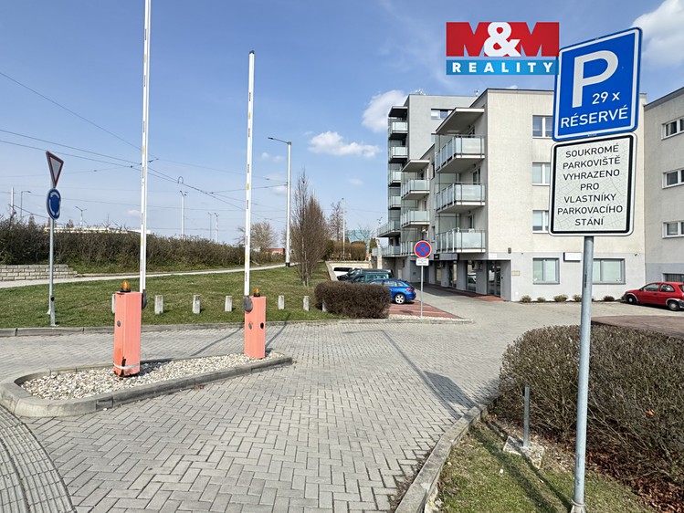 Prodej podílu 1/12 garážového stání 13 m² - foto 1