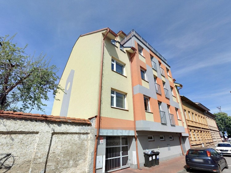 Prodej garážového stání 14 m² - foto 1
