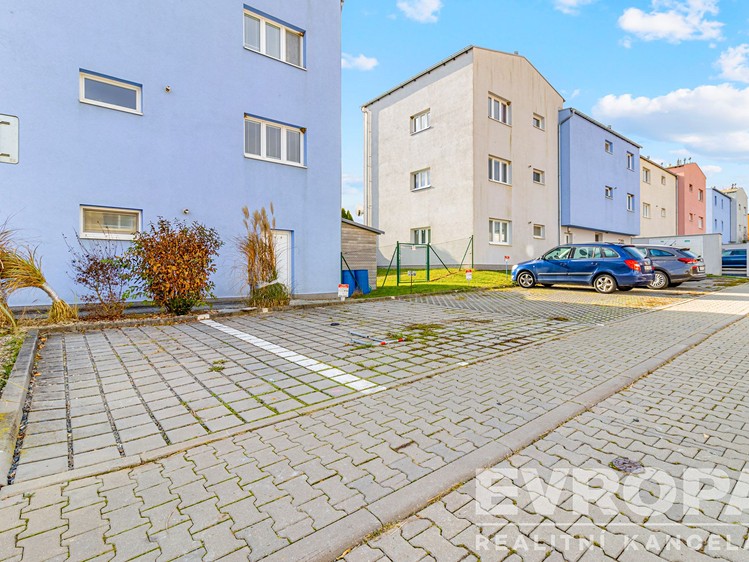 Prodej garážového stání 12 m² - foto 1