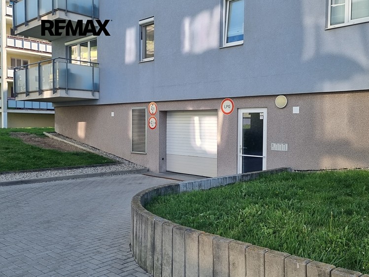 Pronájem garážového stání 12 m² - foto 1