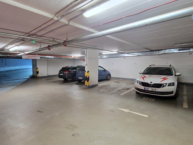 Pronájem garážového stání 20 m² - foto 2