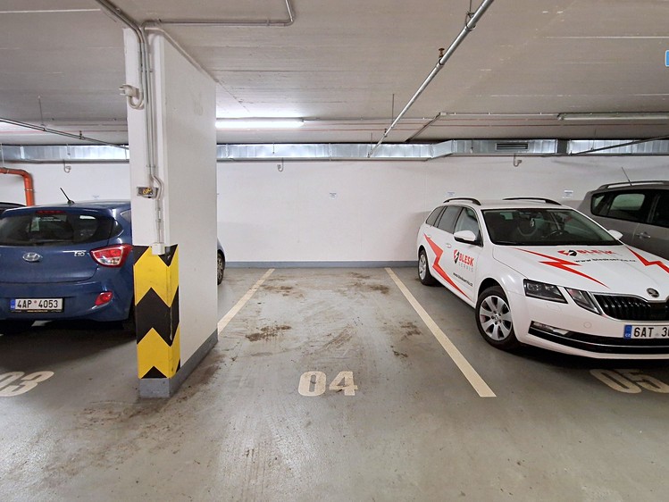 Pronájem garážového stání 20 m² - foto 1