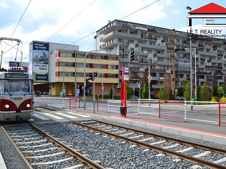 Pronájem garážového stání 18 m² - foto 1