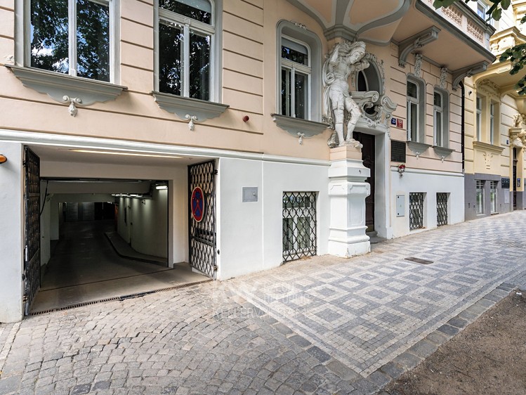 Pronájem garážového stání 11 m² - foto 3