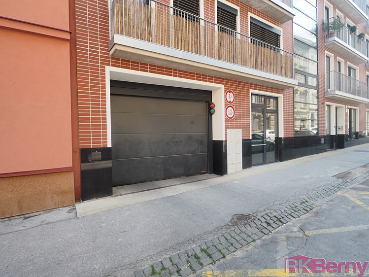 Pronájem garážového stání 15 m² - foto 1