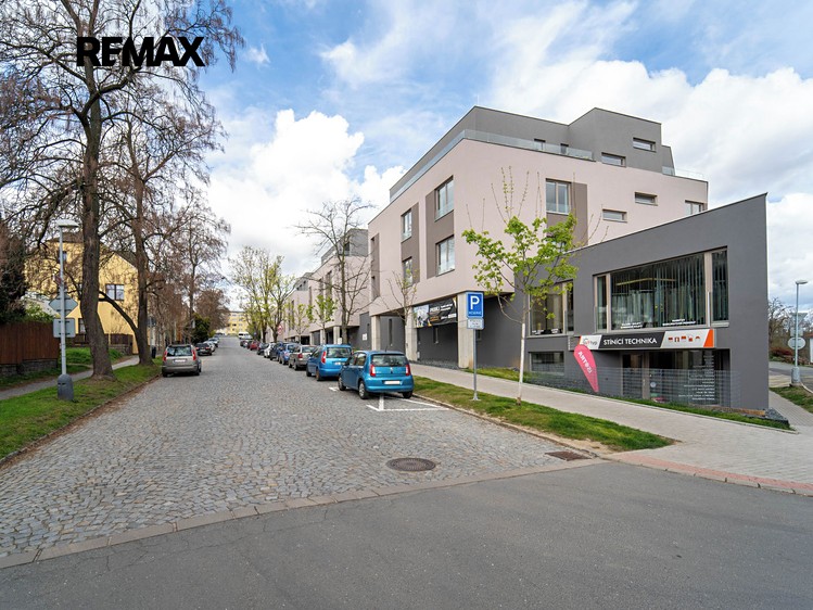 Pronájem garážového stání 22 m² - foto 1