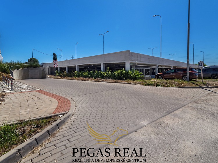 Pronájem garážového stání 10 m² - foto 4