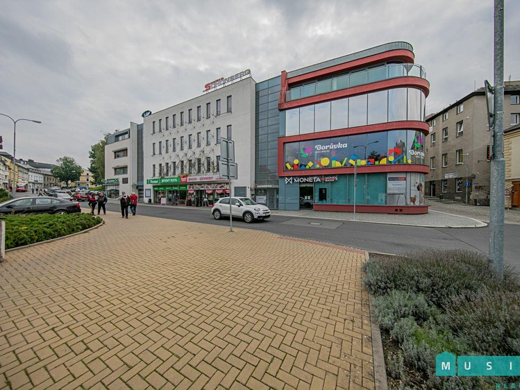 Pronájem garážového stání 12 m² - foto 1