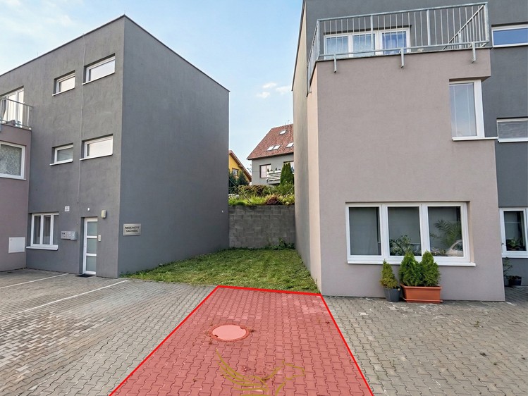 Pronájem garážového stání 13 m² - foto 1