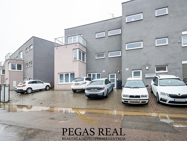 Pronájem garážového stání 13 m² - foto 2