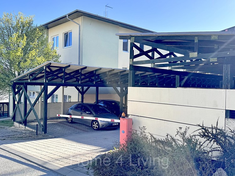 Pronájem garážového stání 18 m² - foto 1