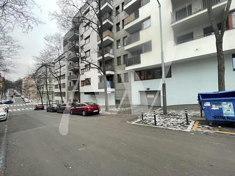 Pronájem garážového stání 15 m² - foto 2