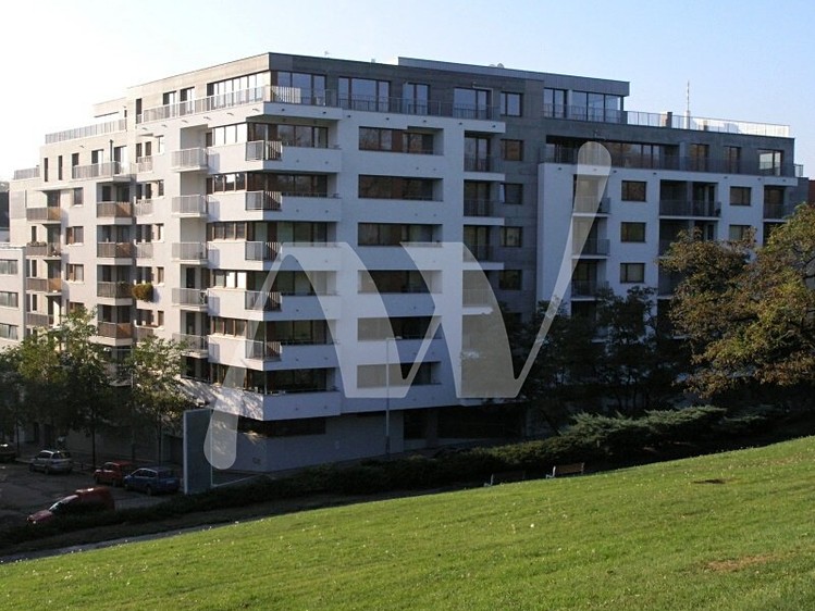 Pronájem garážového stání 15 m² - foto 1