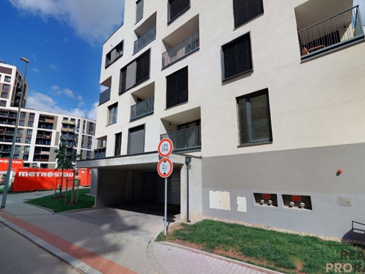 Pronájem garážového stání 16 m² - foto 2