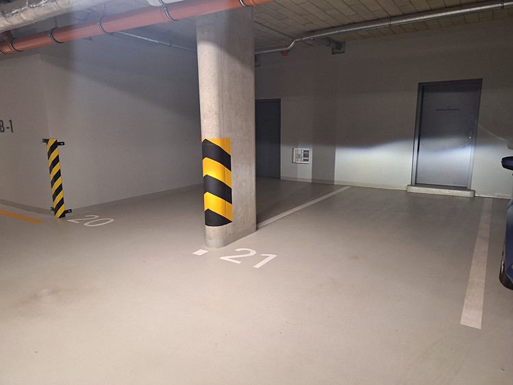 Pronájem garážového stání 25 m² - foto 1