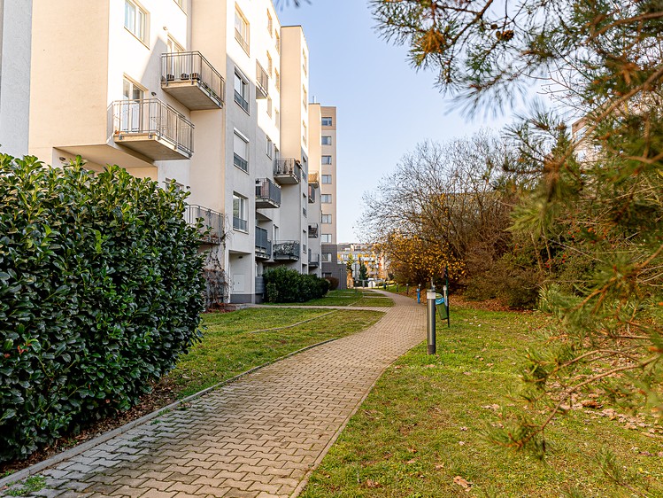 Pronájem garážového stání 16 m² - foto 3