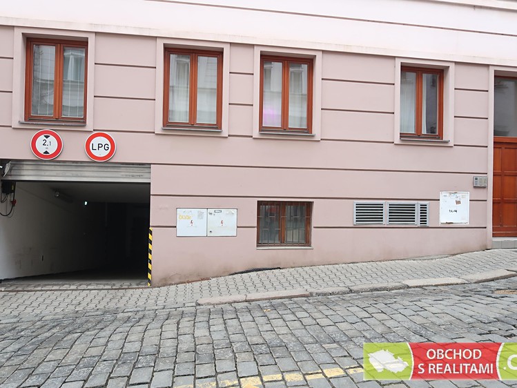 Pronájem garážového stání 13 m² - foto 1
