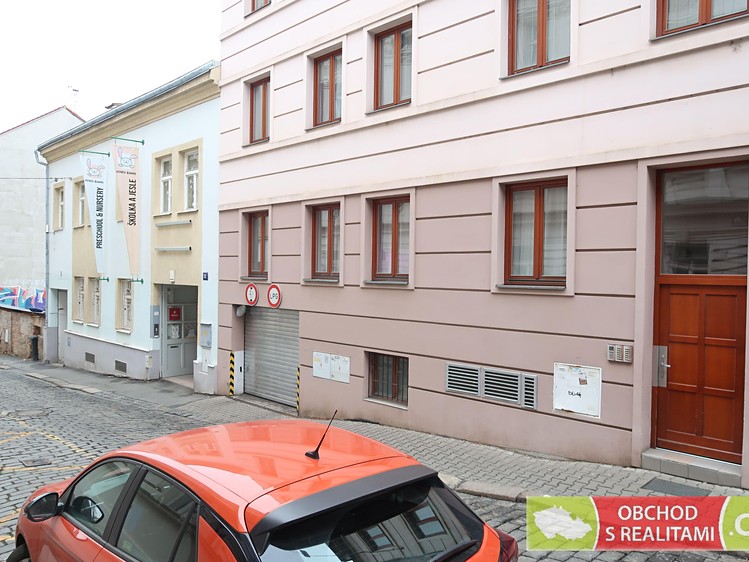 Pronájem garážového stání 13 m² - foto 2