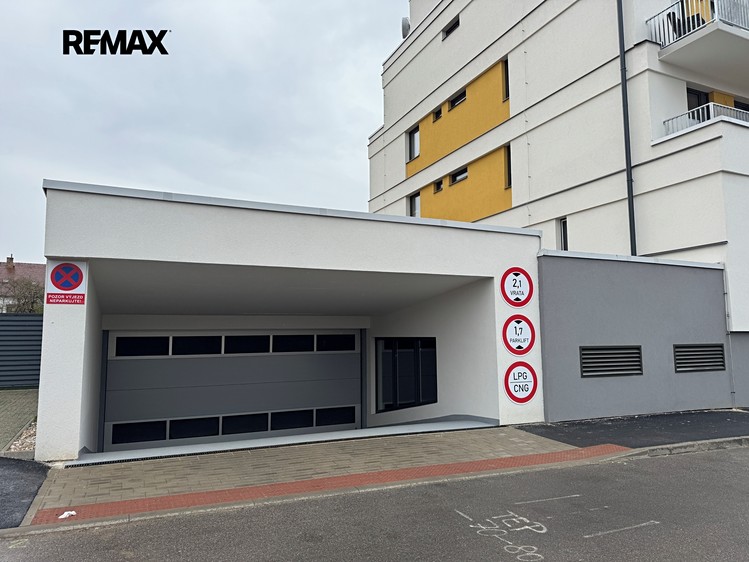 Pronájem garážového stání 18 m² - foto 1