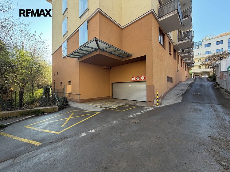 Pronájem garážového stání 17 m² - foto 1