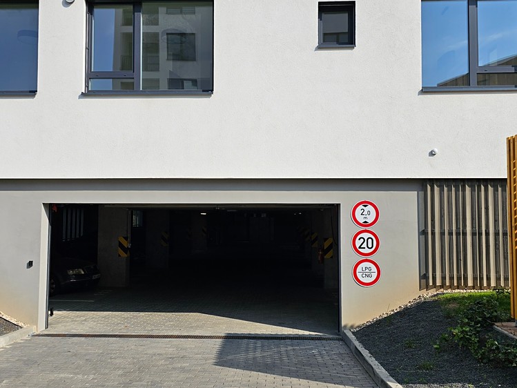 Pronájem garážového stání 18 m² - foto 1