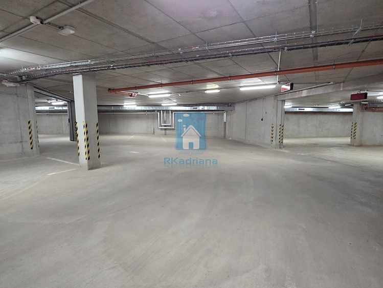 Pronájem garážového stání 15 m² - foto 4
