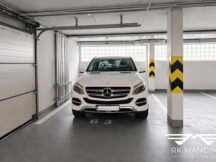 Pronájem garážového stání 17 m² - foto 1